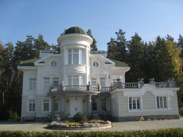 1. Проект двухэтажного дома в замковом стиле с многоскатной кровлей, cp-34-05, площадью - 837 кв c цокольным этажом, мансардой, терассой, балконом, эркером