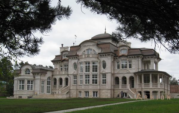 1. Проект двухэтажного дома в дворцовом стиле с многоскатной кровлей, cp-36-09, площадью - 1291 кв c цокольным этажом, мансардой, сауной, терассой, балконом, бассейном, эркером, вторым светом