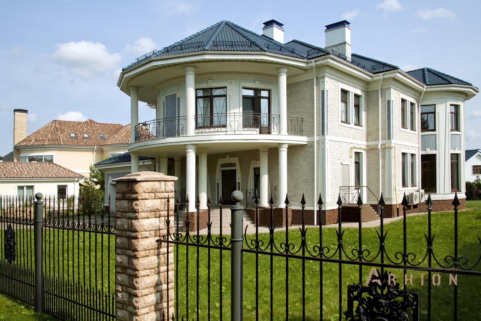 1. Проект двухэтажного дома в современном классическом стиле с многоскатной кровлей, gk-02, площадью - 410 кв c сауной, терассой, балконом, гаражом, эркером, вторым светом